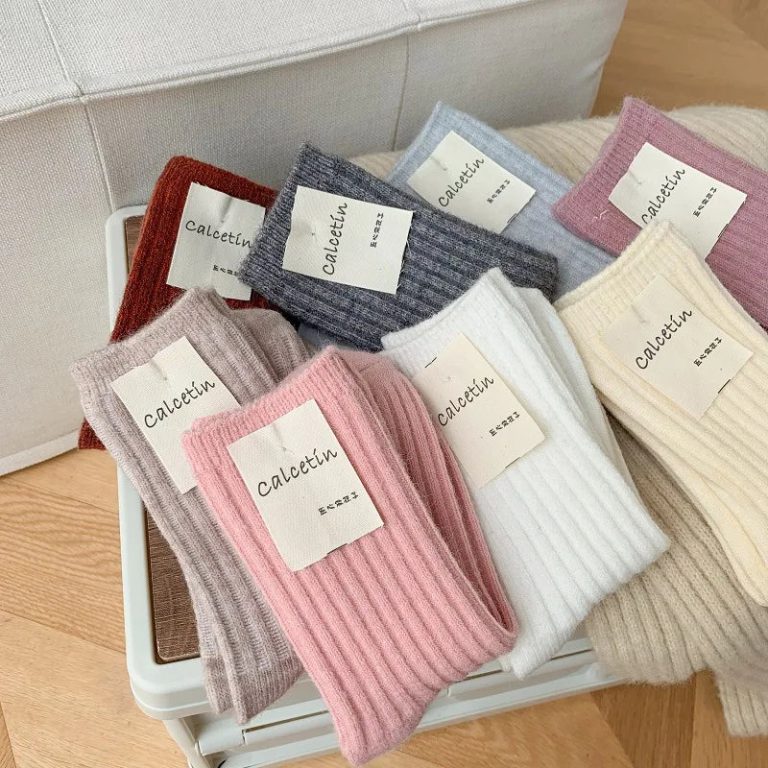 Un Hiver Raffiné : La Douceur Incomparable des Chaussettes en Laine de Cachemire Épaisses pour Femmes