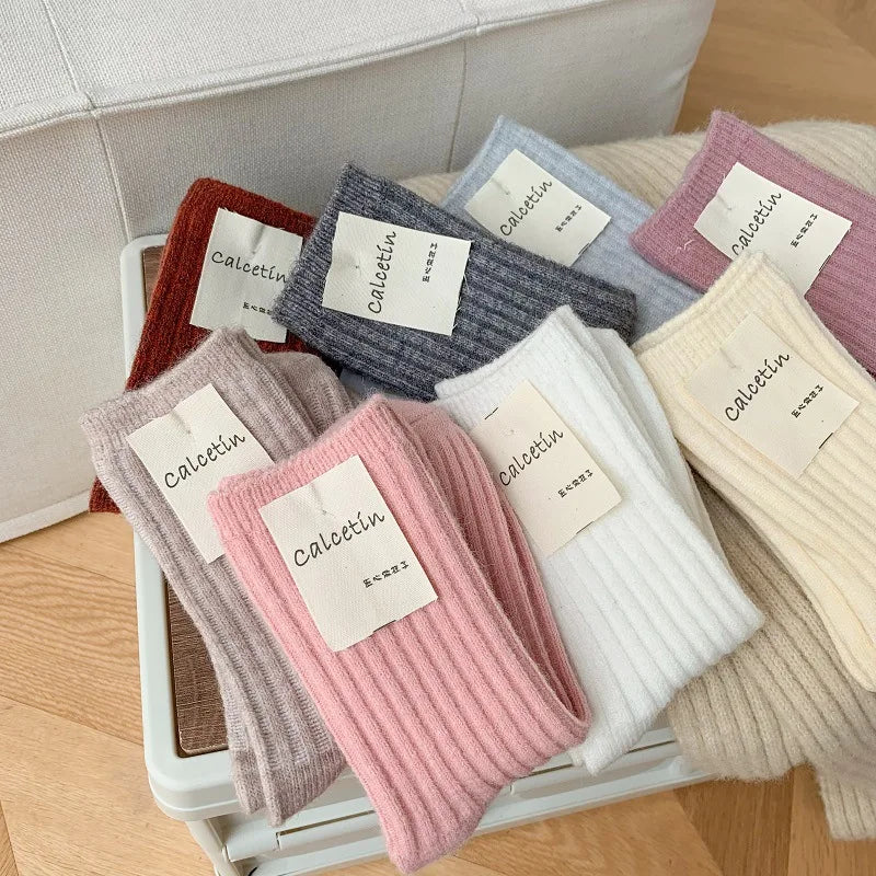 Un Hiver Raffiné : La Douceur Incomparable des Chaussettes en Laine de Cachemire Épaisses pour Femmes