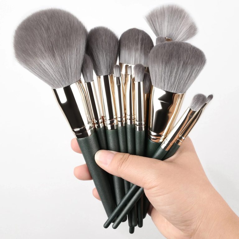 Élevez Votre Rituel Beauté avec un Set de 14 Pinceaux Maquillage d’Exception