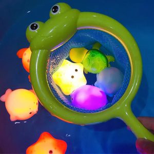 Plongez dans l'univers féerique du bain avec les grenouilles nageuses interactives