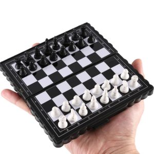 Découvrez l'Art du Jeu en Voyage avec cet Ensemble d'Échecs Magnétique Miniature Pliable
