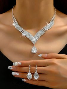 Élégance et Raffinement : Sublimez Votre Look avec un Ensemble de Bijoux Strass Goutte d'Eau
