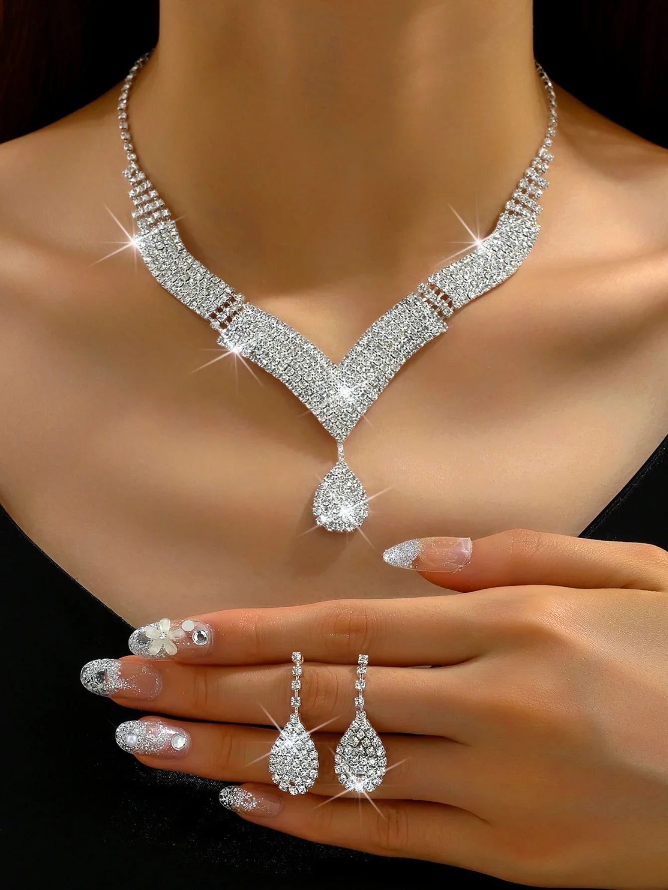Élégance et Raffinement : Sublimez Votre Look avec un Ensemble de Bijoux Strass Goutte d'Eau