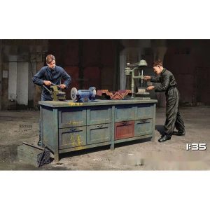 Plongez au cœur du modélisme réaliste avec une scène de maintenance captivante