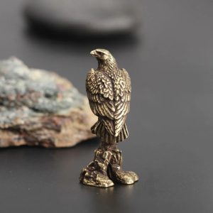 Redécouvrez l'élégance authentique avec une touche vintage : la statue aigle en laiton pour sublimer votre bureau