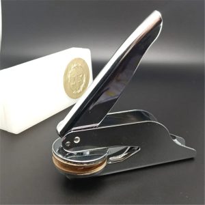 Optez pour l’Élégance Personnalisée – Sublimez Vos Livres avec un Tampon Embosseur Uniquement Votre