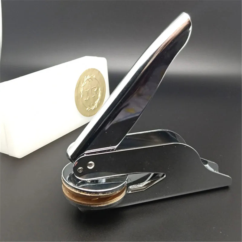 Optez pour l’Élégance Personnalisée – Sublimez Vos Livres avec un Tampon Embosseur Uniquement Votre