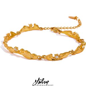 Élégance Rebelle : Sublimez Votre Style avec un Bracelet Jonc en Acier Inoxydable Plaqué Or au Design Rock Texturé