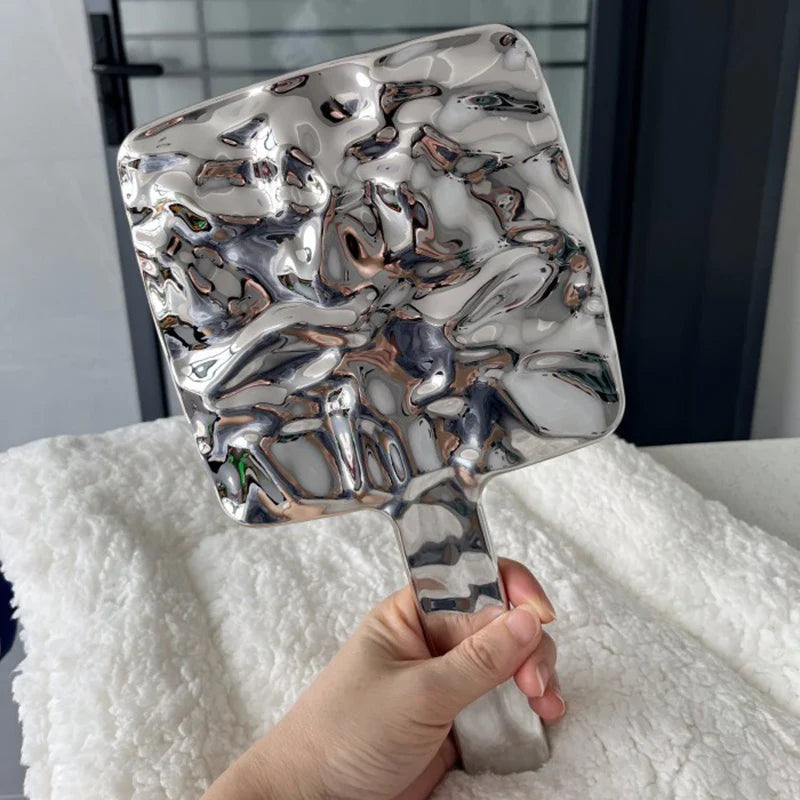 Éclat et Portabilité : L'Accessoire Indispensable pour Sublimer Votre Routine Beauté