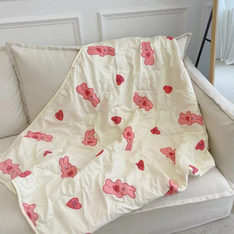 Offrez à Votre Bébé des Siestes Enchantées avec cette Couette Fine au Motif Adorable