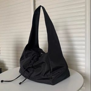 Sac en Nylon Noir : L'Élégance Contemporaine au Quotidien