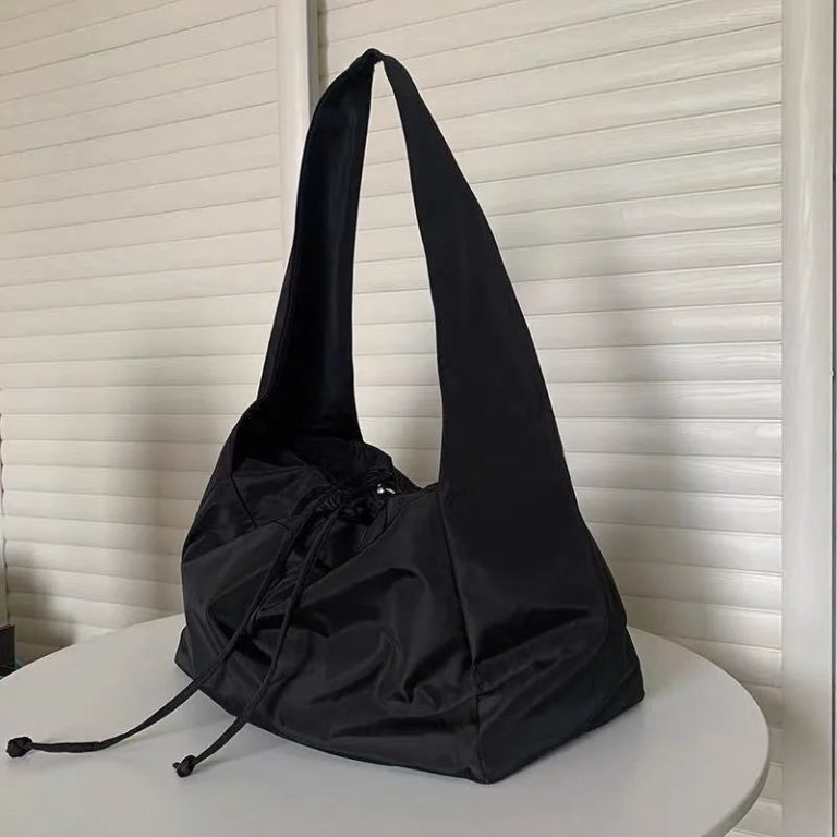 Sac en Nylon Noir : L'Élégance Contemporaine au Quotidien