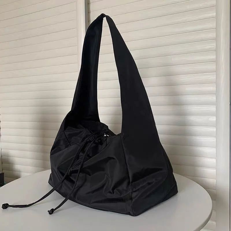 Sac en Nylon Noir : L'Élégance Contemporaine au Quotidien