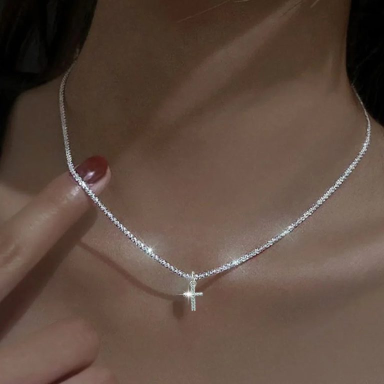 Élégance et Raffinement : Sublimez Votre Style avec le Collier Croix Zircon Personnalisé