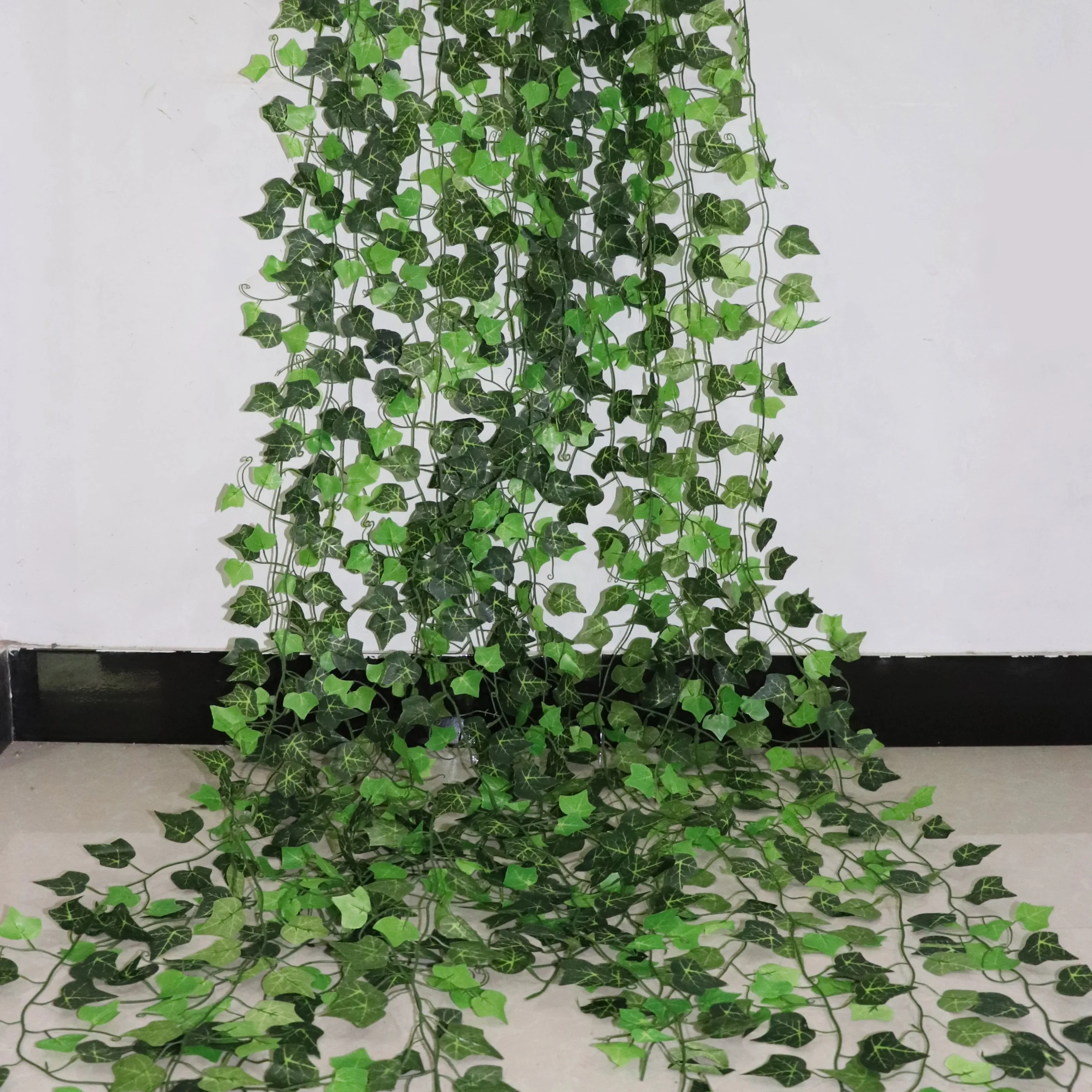 Embellissez Votre Intérieur avec une Touche de Nature : La Guirlande Feuilles Artificielles Ivy de 2.4M