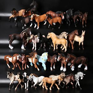 Émerveillez-vous devant l'Authenticité des Chevaux en Miniature