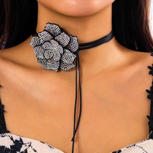 Élevez Votre Style avec un Choker de Luxe aux Accents Inoubliables