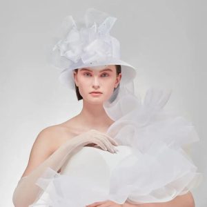 Redécouvrez l’élégance féminine avec ce chapeau en satin raffiné