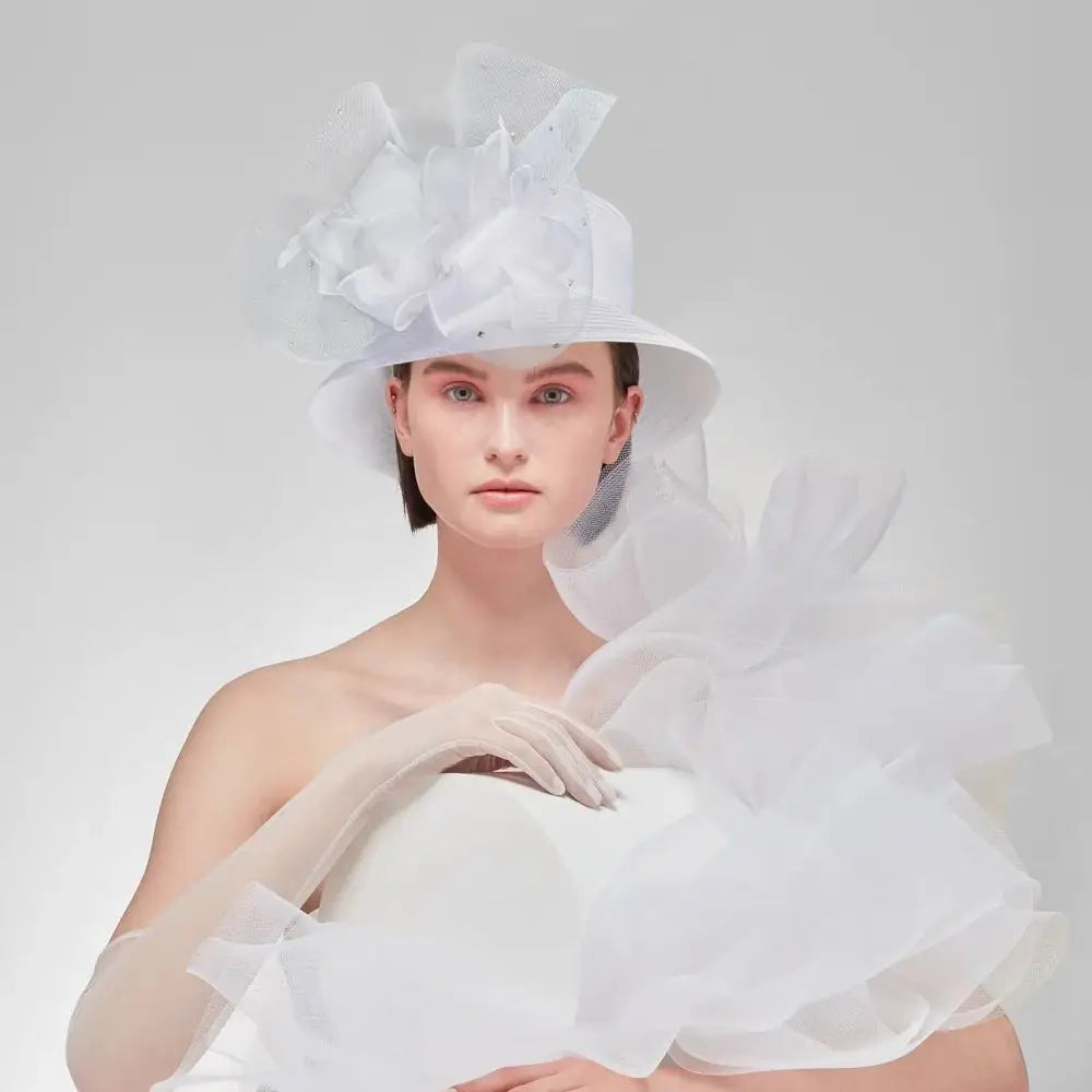 Redécouvrez l’élégance féminine avec ce chapeau en satin raffiné