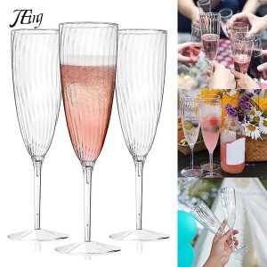 Célébrez en Toute Élégance : L’Art de Servir le Champagne avec des Verres en Plastique Transparent