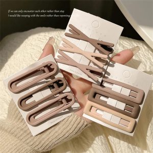 Laissez-vous enchanter par le charme intemporel des épingles vintage aux étoiles givrées