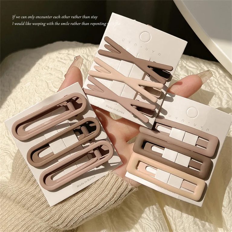 Laissez-vous enchanter par le charme intemporel des épingles vintage aux étoiles givrées