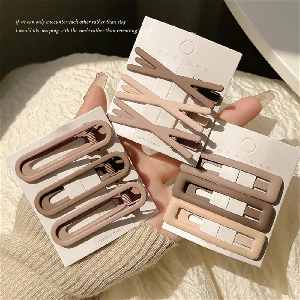 Laissez-vous enchanter par le charme intemporel des épingles vintage aux étoiles givrées