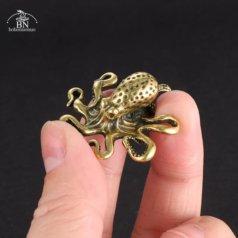 Un Décor Authentique et Raffiné : La Figurine Octopus en Laiton Massif qui Métamorphose Votre Espace