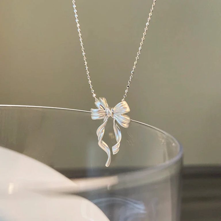 L’élégance intemporelle du Collier Nœud en Argent Sterling S925