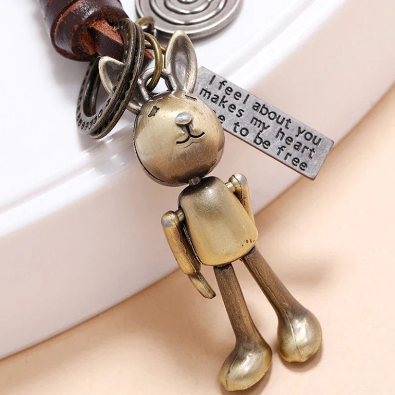 Découvrez l’alliance de l’originalité et de l’élégance avec ce porte-clés lapin cartoon robot