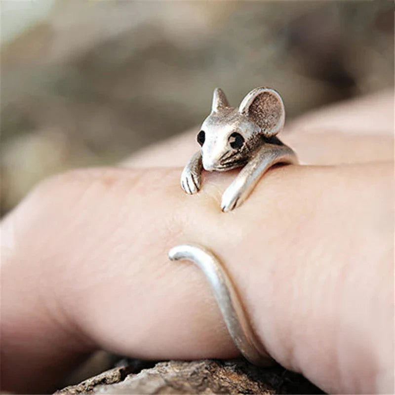L'Art de Se Démarquer : La Bague Souris en Argent Antique Réinvente le Bijou Tendance