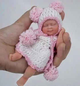 Découvrez la Magie d’un Compagnon Miniature : Élégance et Réalisme en Silicone