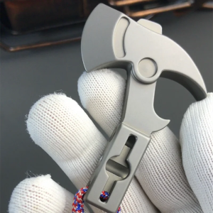 L'alliance entre compacité et robustesse : découvrez un outil de survie tactique innovant