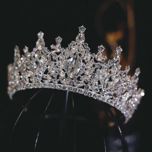 Diadème de Luxe en Strass : L’Accessoire Incontournable pour un Mariage Éblouissant
