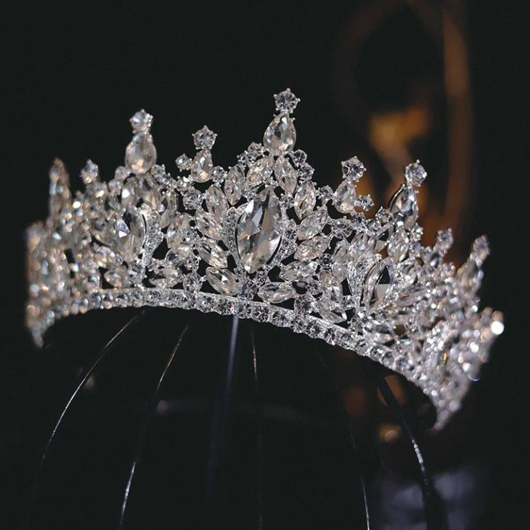 Diadème de Luxe en Strass : L’Accessoire Incontournable pour un Mariage Éblouissant