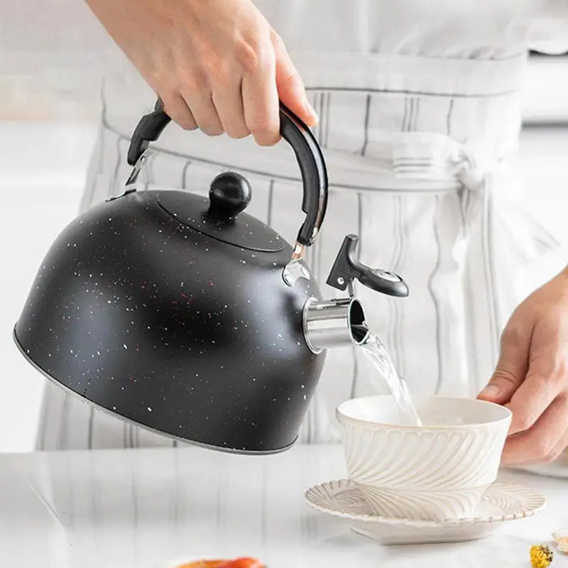 Révolutionnez votre cuisine avec l'élégance et l'efficacité de la bouilloire à sifflet 2,5L en acier inoxydable