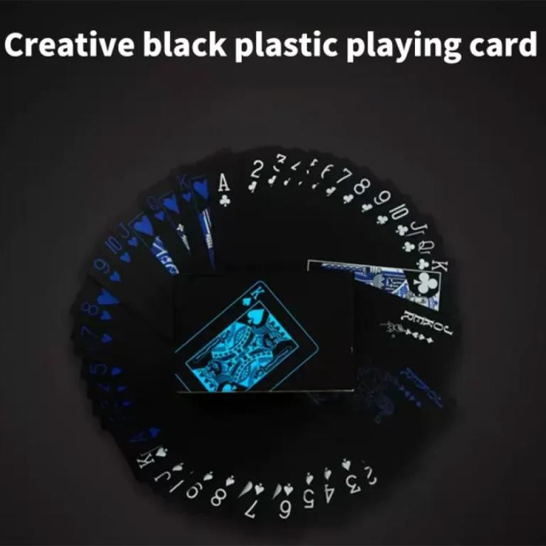 Plongez dans l'univers du jeu en extérieur avec des cartes imperméables et durables