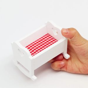 Un Mini Berceau en Bois pour un Univers Miniature Authentique