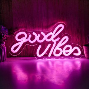 Illuminez votre espace avec style et positivité grâce à la veilleuse LED néon "Good Vibes"