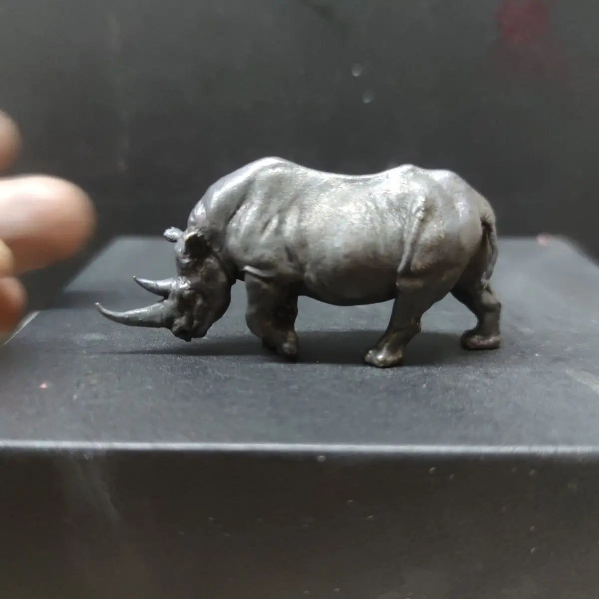 Découvrez l'Art et l'Originalité avec Cette Figurine de Rhinocéros en Cuivre Noir