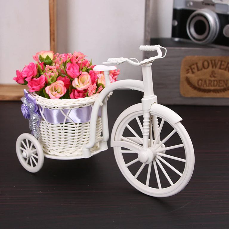 Un vent de romantisme champêtre : le panier à fleurs tricycle qui enchante vos événements