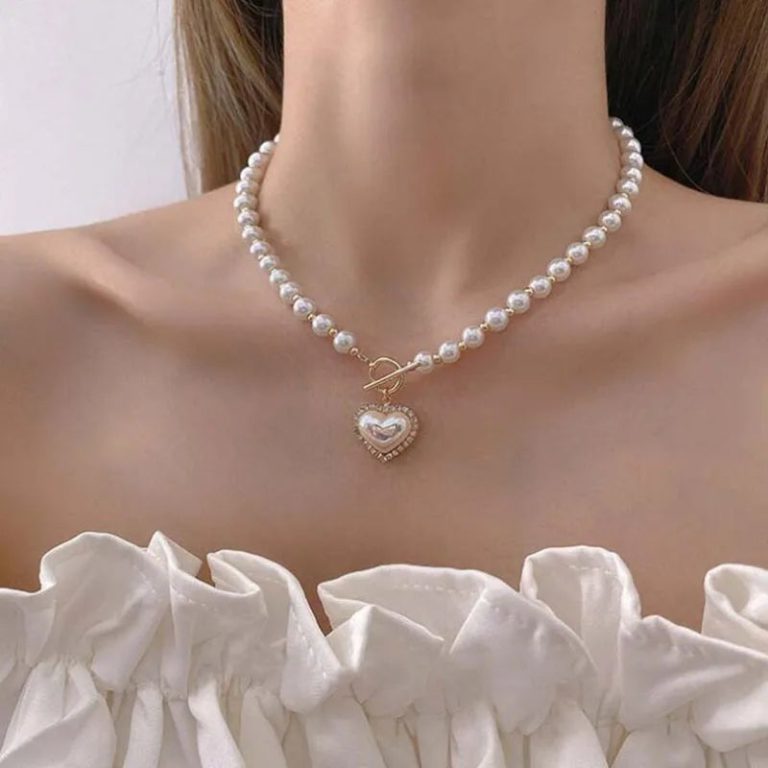 Éveillez Votre Charme Intemporel avec un Collier Élégant aux Perles et Pendentif Coeur en Strass