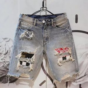 Un Look Estival Audacieux avec le Short en Denim Déchiré "Beggar"