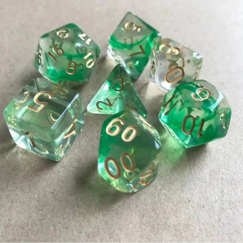 Plongez dans l’aventure mystique avec l’ensemble 7 dés Greener Turquoise Depths