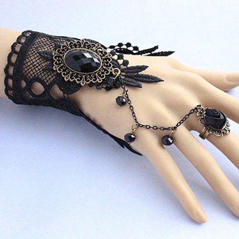 Plongez dans l’Univers Gothique et Rétro avec ce Bracelet Chic Femme en Dentelle Noire
