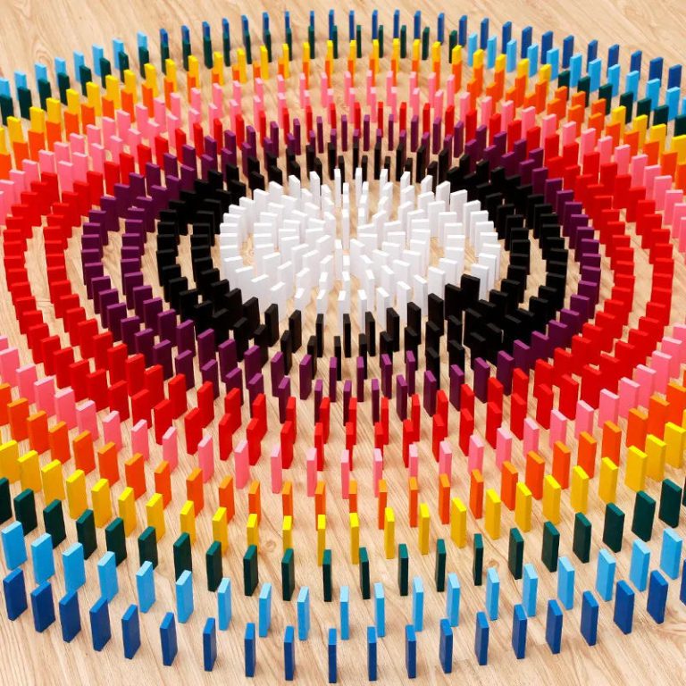 Laissez courir l'imagination: Le kit de dominos en bois arc-en-ciel qui révolutionne l'apprentissage ludique