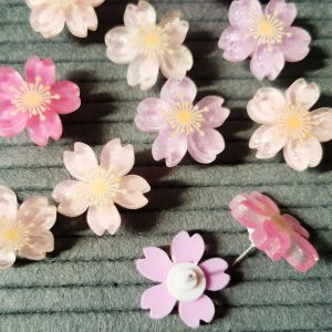 Décorez Votre Espace avec Élégance : Le Lot de Punaises en Forme de Fleur en Résine