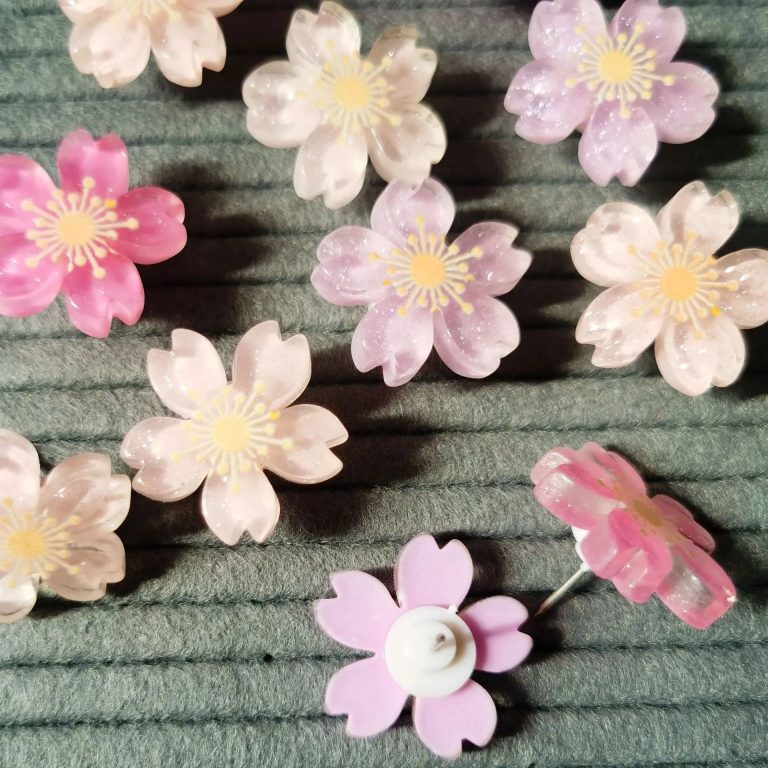 Décorez Votre Espace avec Élégance : Le Lot de Punaises en Forme de Fleur en Résine