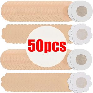 Une silhouette impeccable et naturelle grâce aux cache-tétons jetables