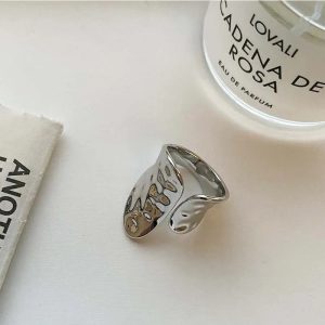 Redéfinissez Votre Élégance avec une Bague Manchette en Argent au Design Minimaliste